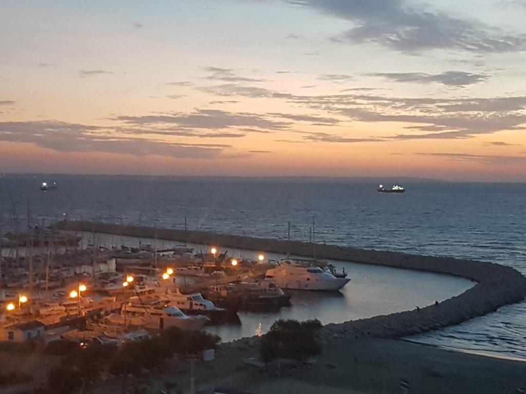 Finikoudes Luxury Apartments Larnaca Ngoại thất bức ảnh